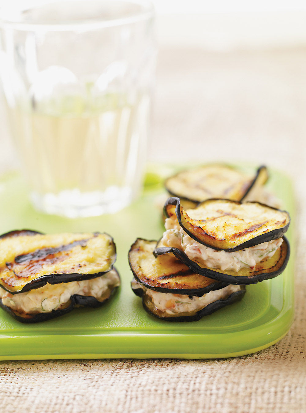 Bouchées d’aubergine grillées au yogourt et aux noix